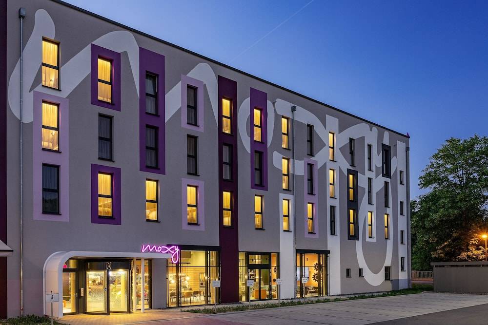 Moxy Simmern 1