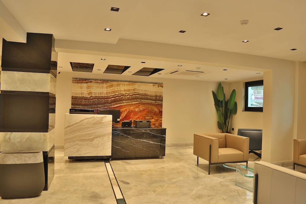 İn The Middle Hotel 1
