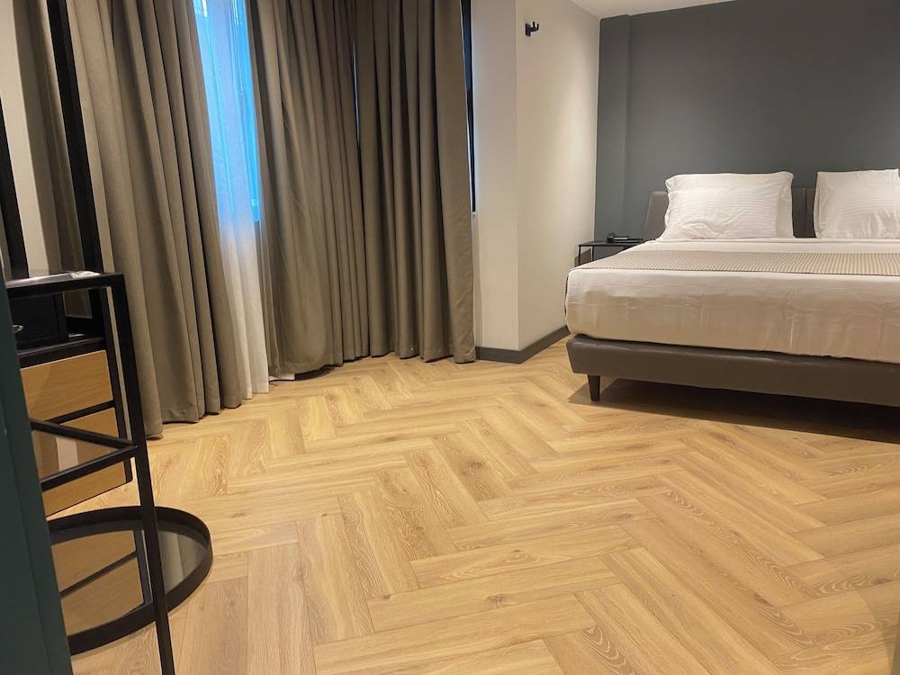 İn The Middle Hotel 2