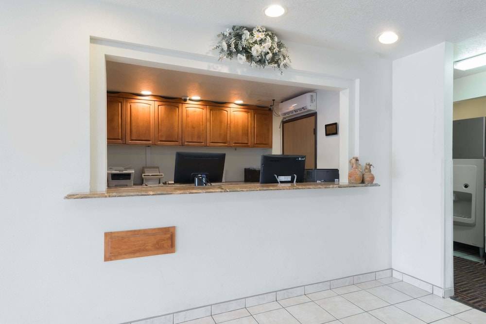 Super 8 by Wyndham Bernalillo 2