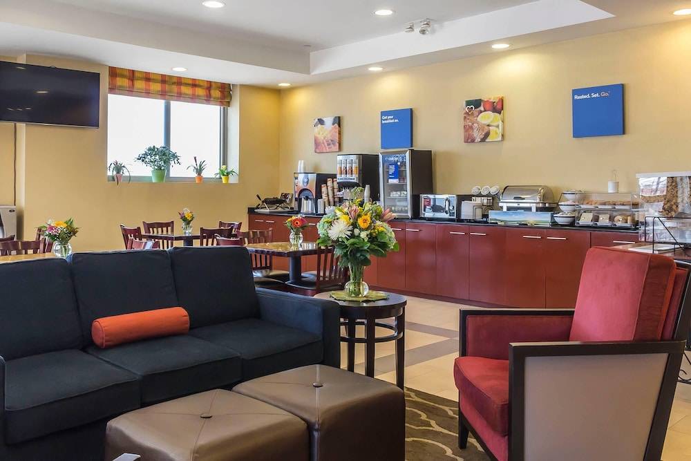 Comfort Inn & Suites LaGuardia Airport 2
