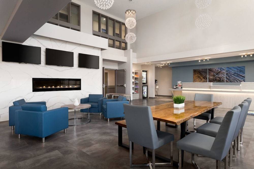 Days Inn by Wyndham Calgary North Balzac 2