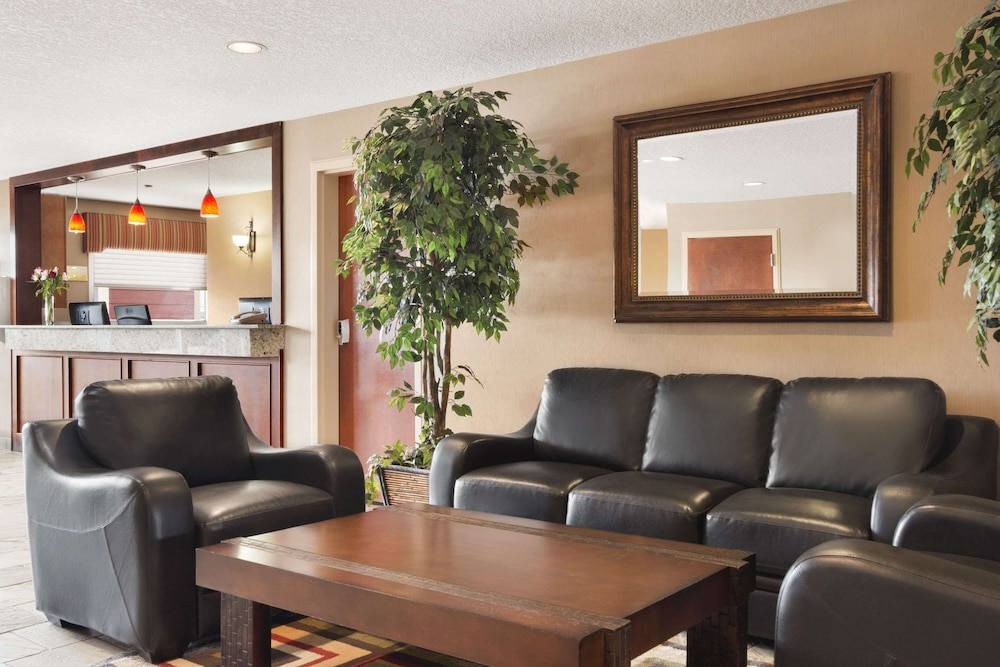 Days Inn & Suites by Wyndham Cochrane 2
