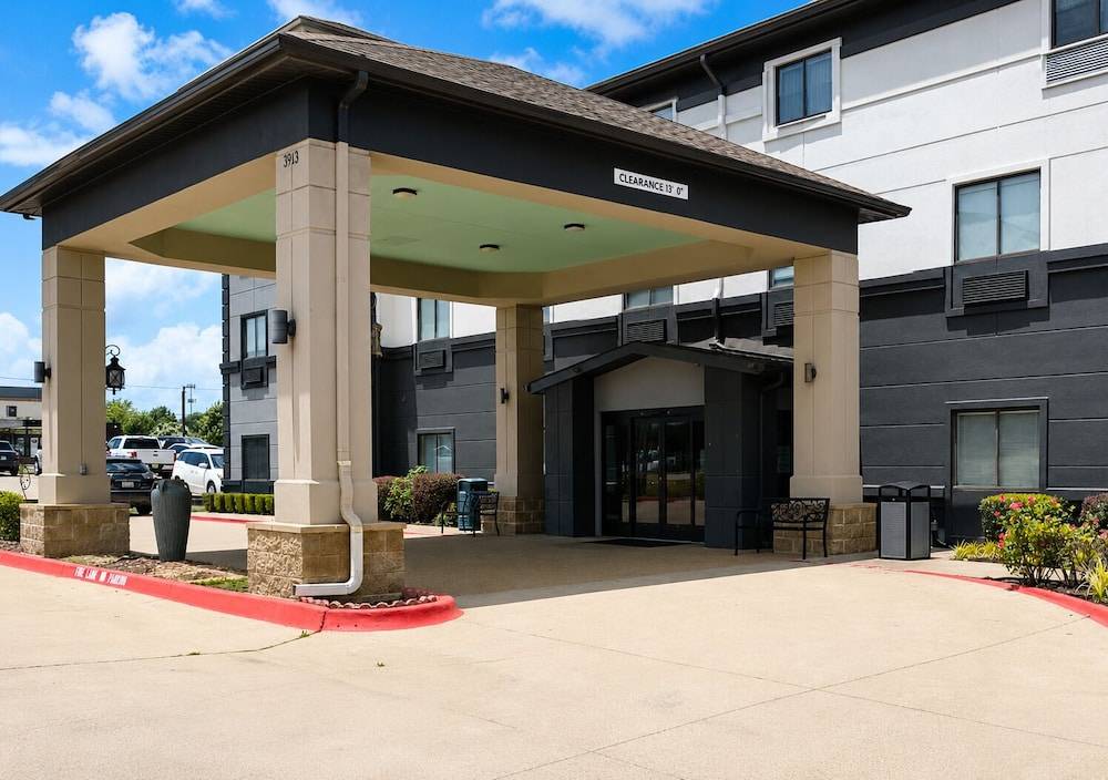 Grander Inn & Suites by IHG 1