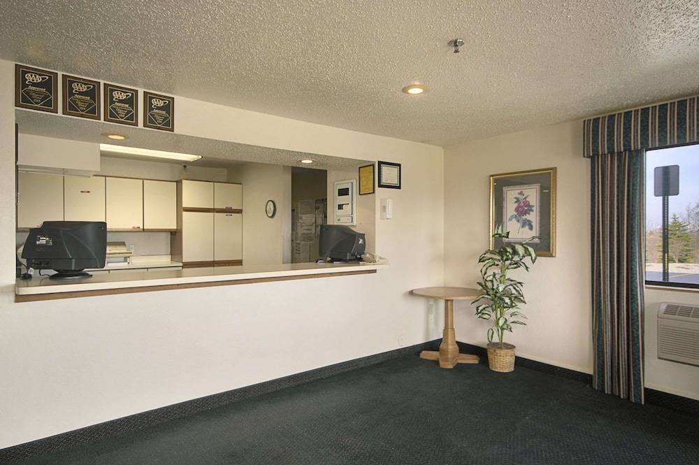 Travelodge by Wyndham Hudsonville 1
