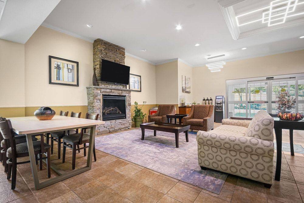 La Quinta Inn & Suites by Wyndham Stonington-Mystic Area 2