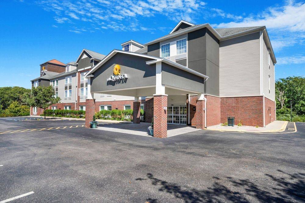 La Quinta Inn & Suites by Wyndham Stonington-Mystic Area 1