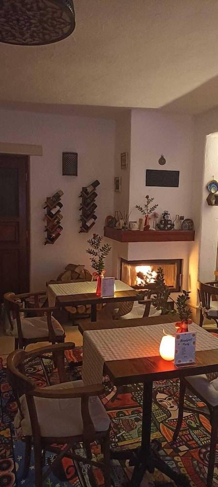 Rebetiko Hotel 2