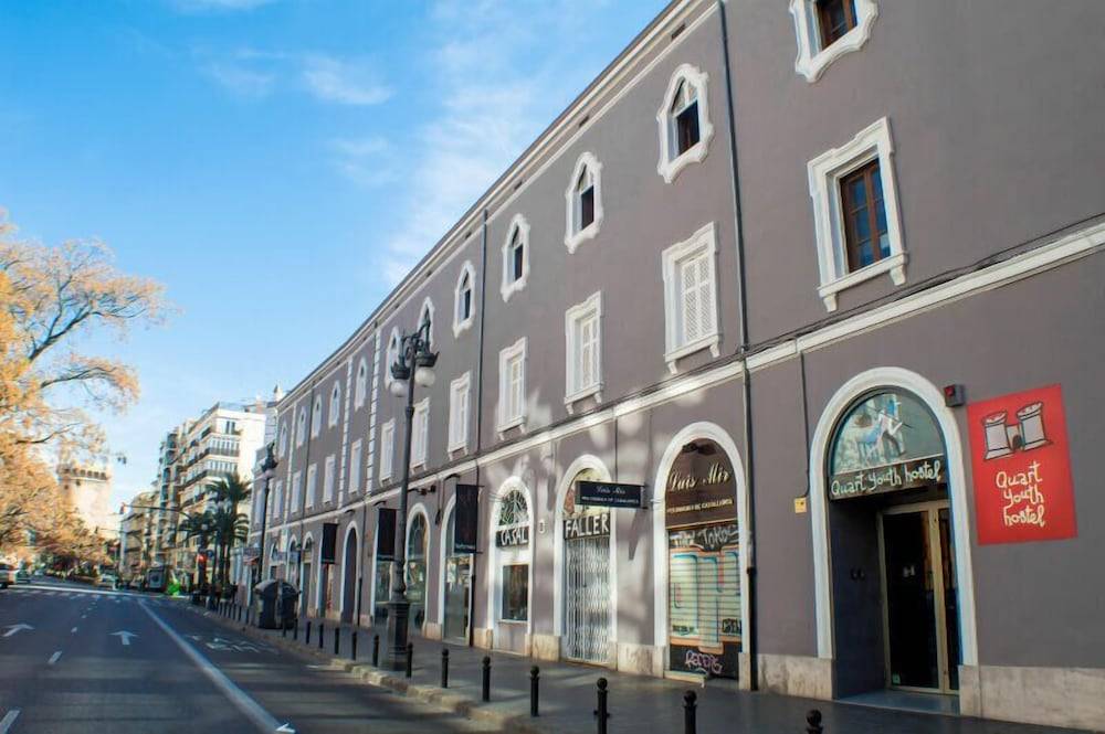 Quart Youth Hostel & Apartments 1