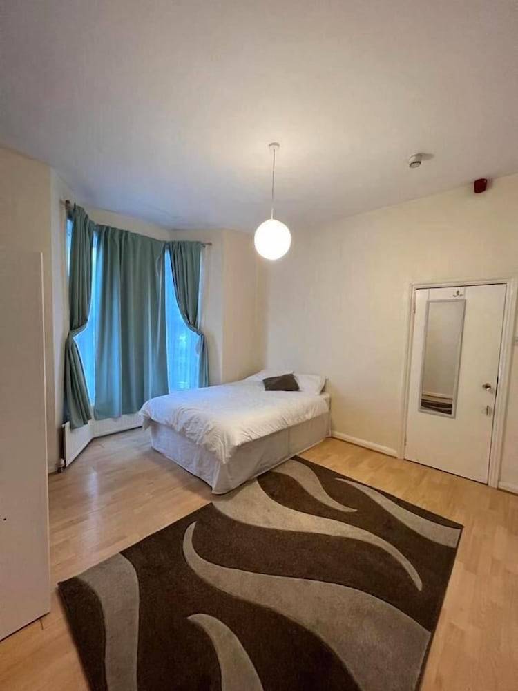 Bruce Rooms 1
