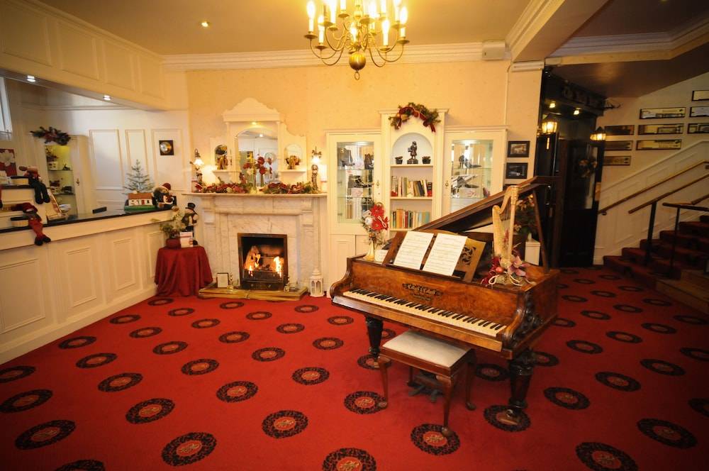 Bush Hotel 2