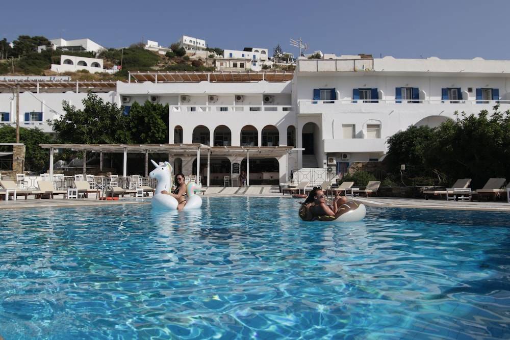 Armadoros Hotel / Ios Backpackers 1
