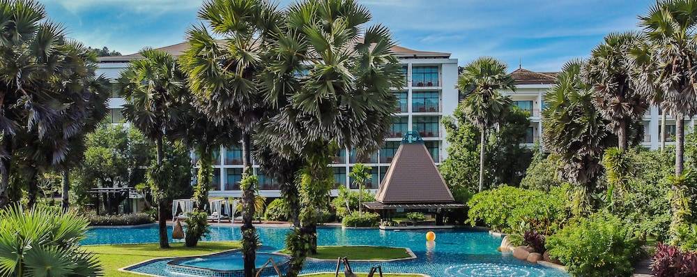 Naithonburi Beach Resort 1
