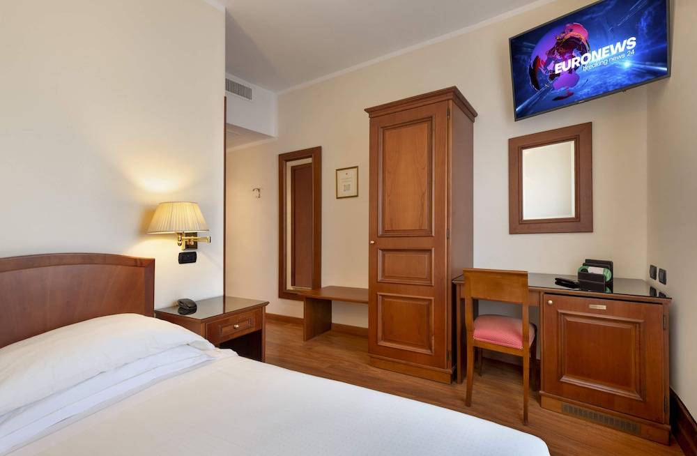 Lancaster Hotel 1