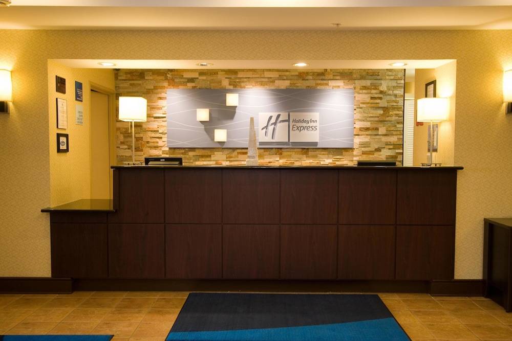 Holiday Inn Express & Suites CHICAGO-ALGONQUIN by IHG 2