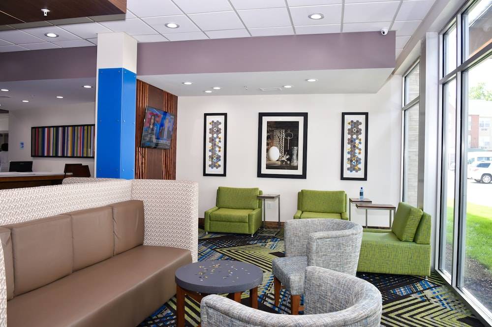 Holiday Inn Express & Suites BENSENVILLE - O'HARE by IHG 2
