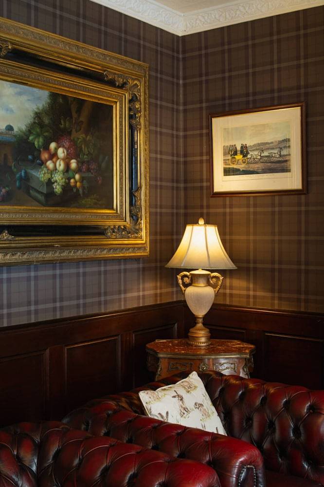 Dooly's Hotel 1