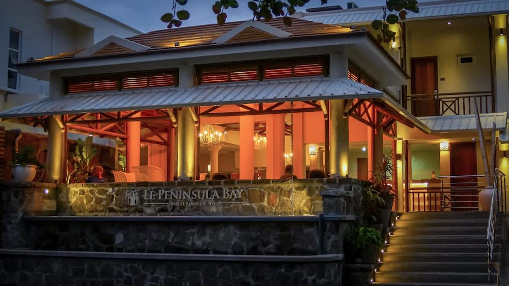 Le Peninsula Bay Beach Resort & Spa 2