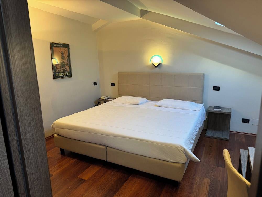 Jet Hotel 2