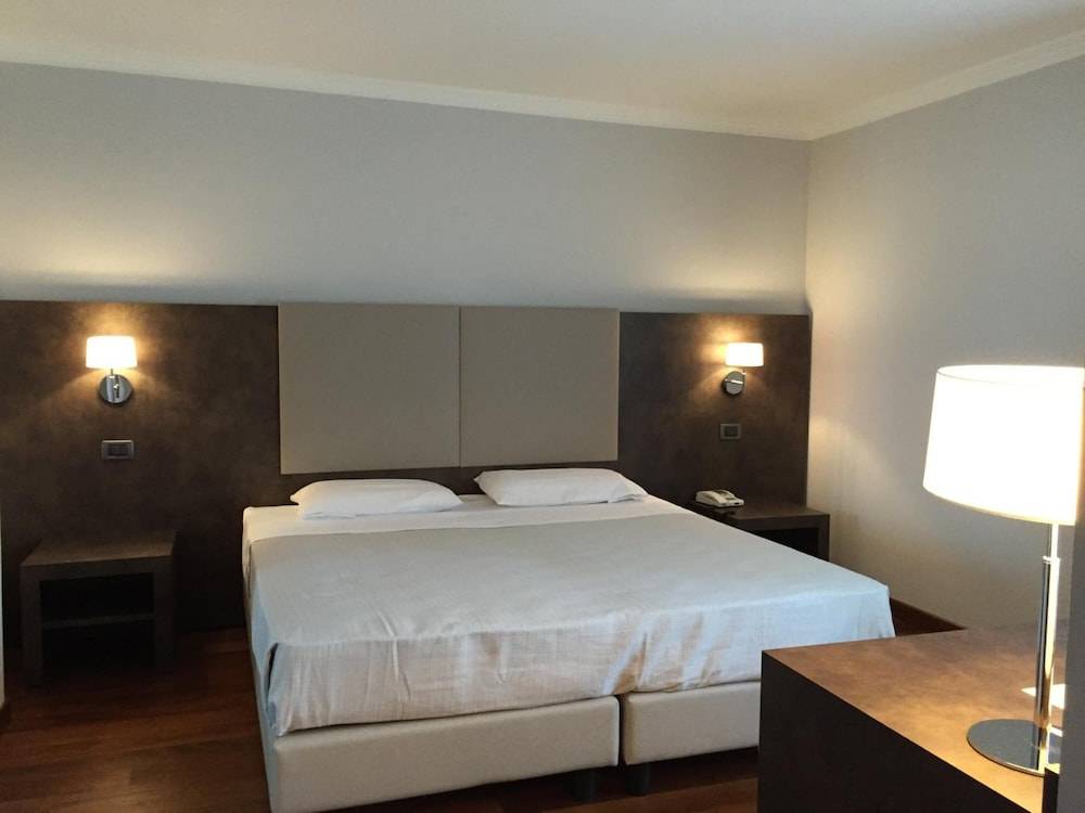 Jet Hotel 1