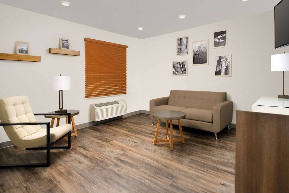 WoodSpring Suites Chicago Darien 2
