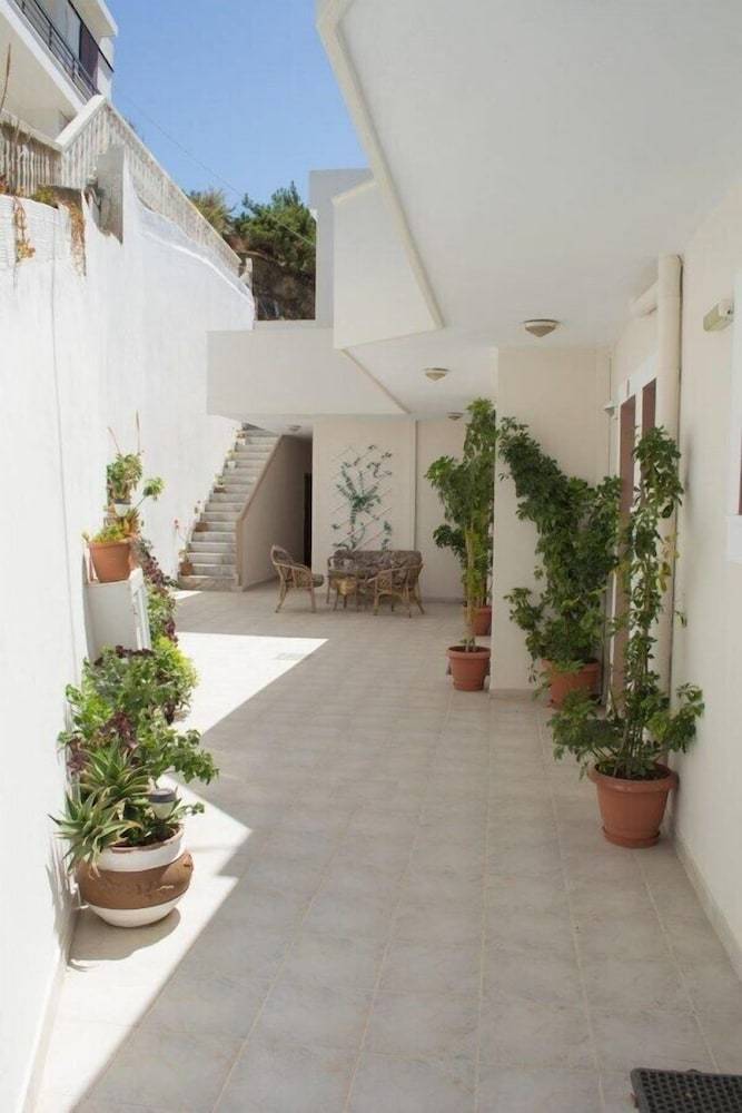 Dorana Apartments & Trekking Hotel 1