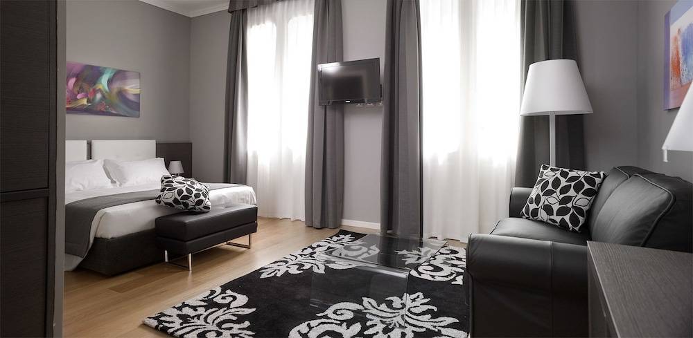 Palace Suite 2