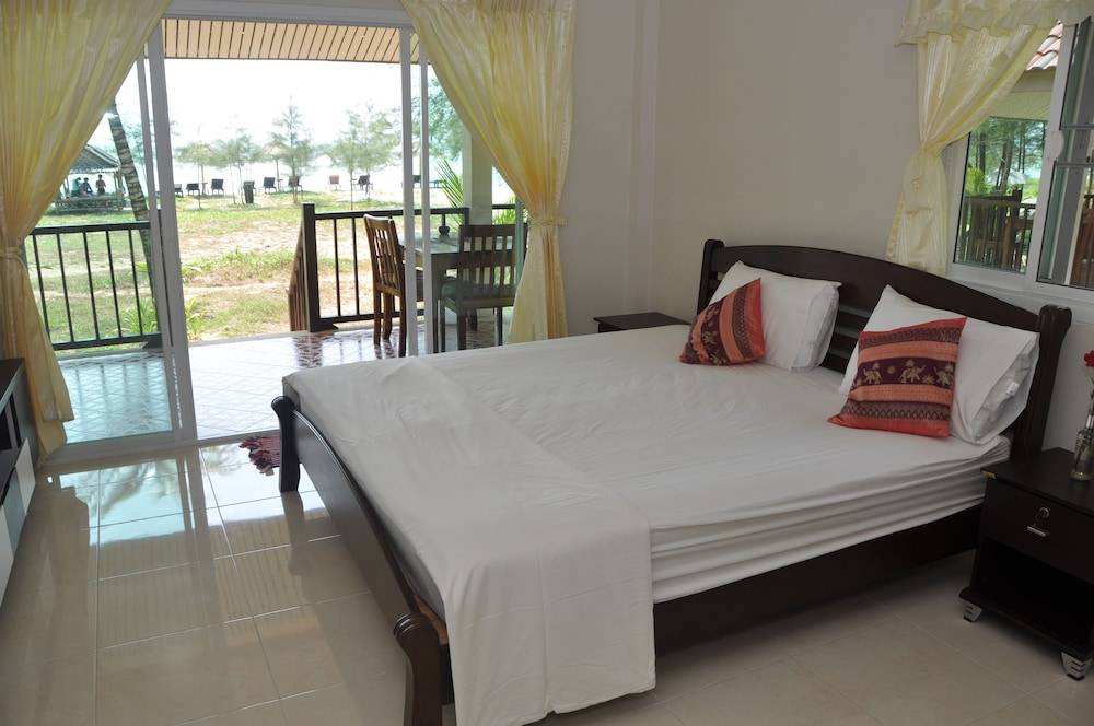 Pranee Beach Bungalows 2