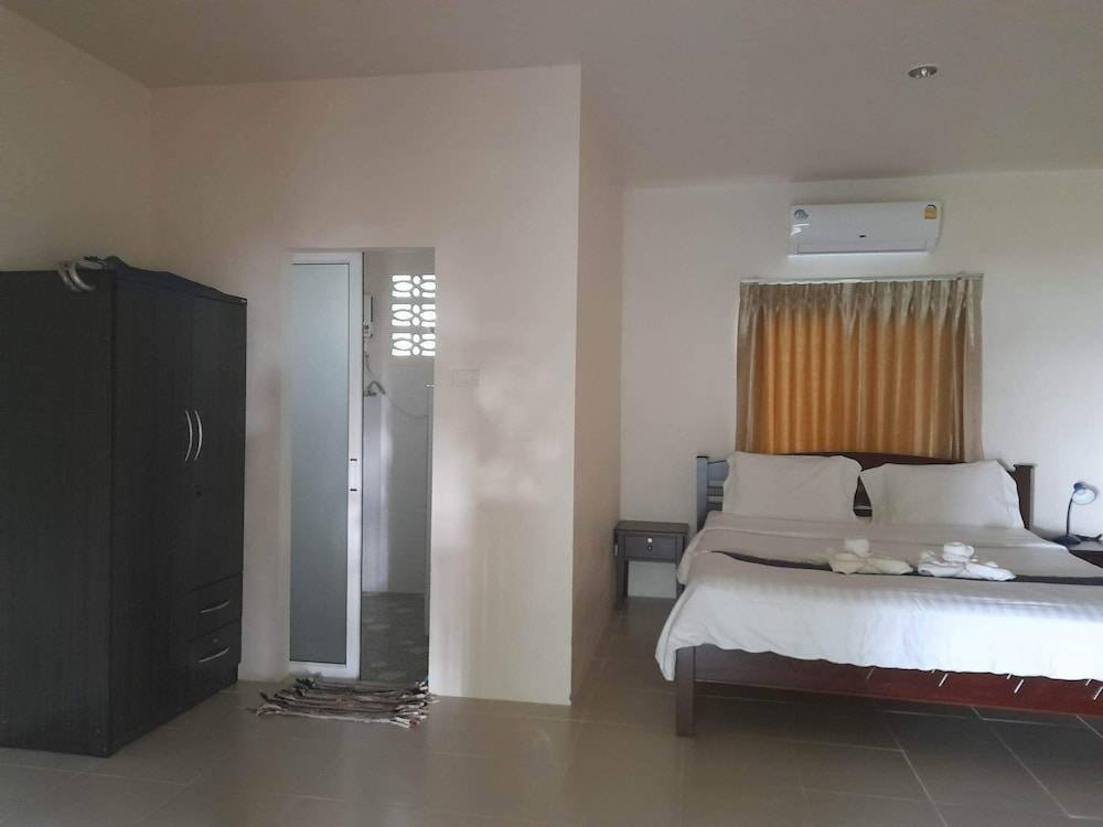 Pranee Beach Bungalows 1