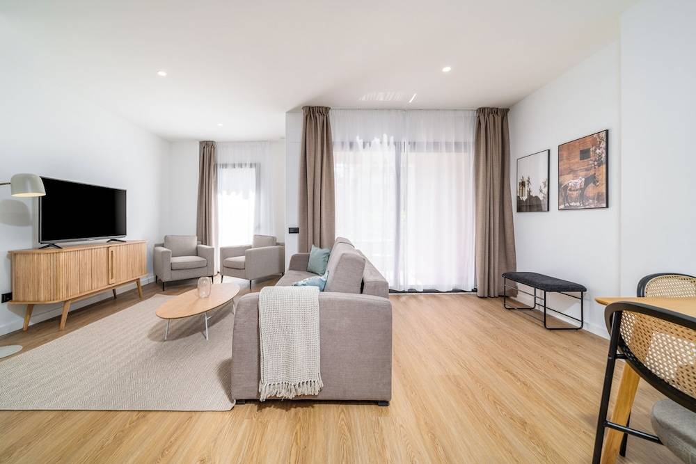 Limehome Barcelona Plaça Pirineus 1