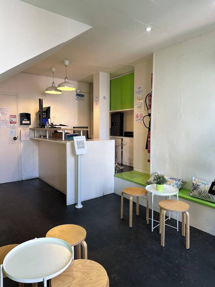 Central and Basic Universitat for YOUNG HOSTEL 2