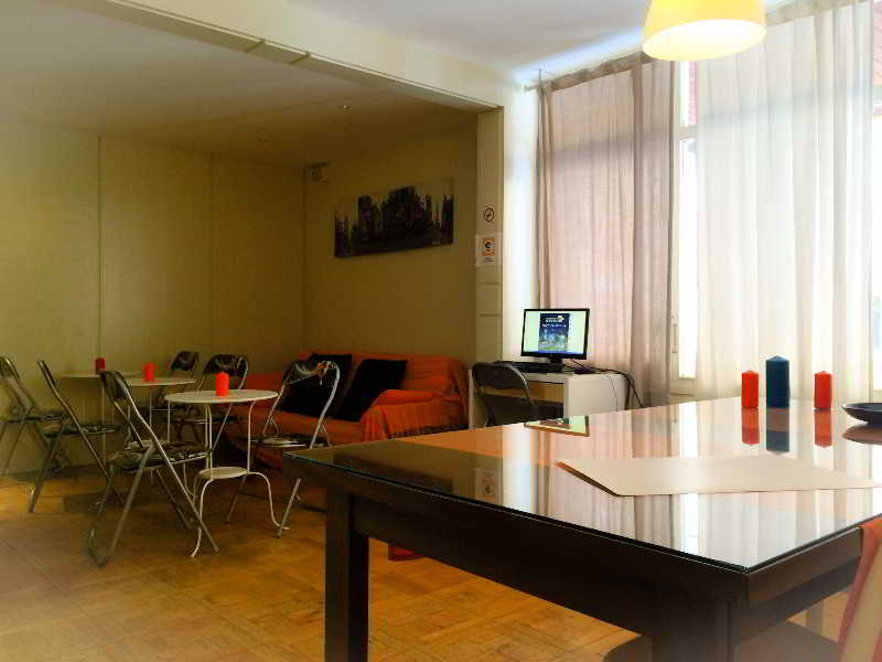 Barcelona City Street Hostal 1