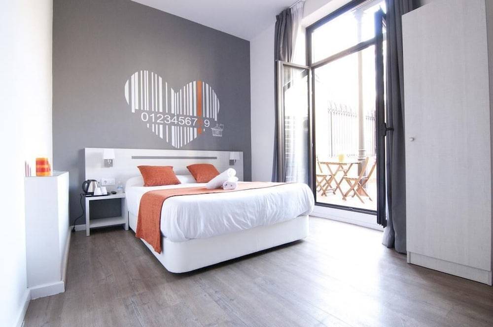 Hostal Live Barcelona 1