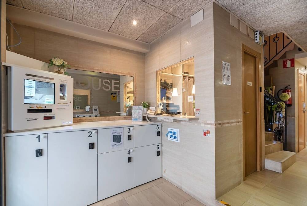 Hostal House 2