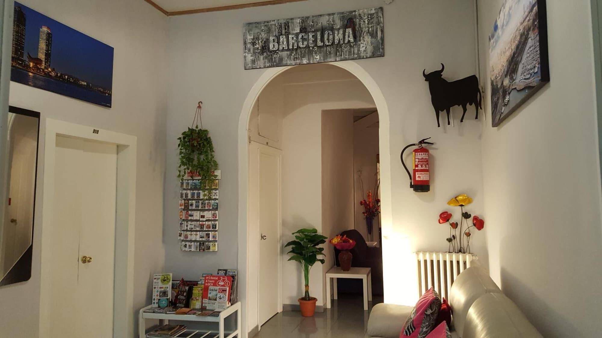 Ella Hostel Boqueria 2