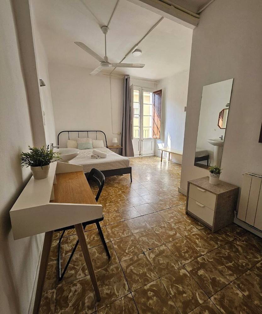 YOUTH HOSTEL - Central and Basic Drassanes 1