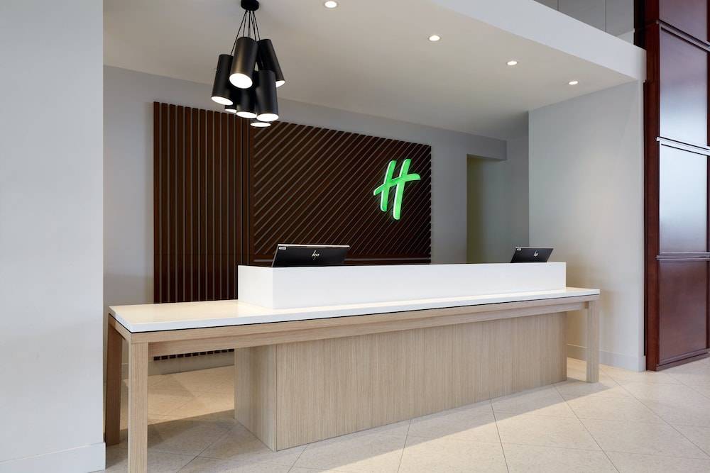 Holiday Inn & Suites MONTREAL AIRPORT by IHG 2
