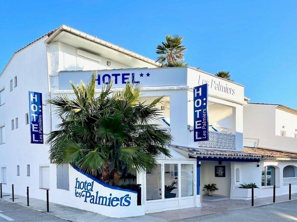 Hotel Les Palmiers En Camargue 1