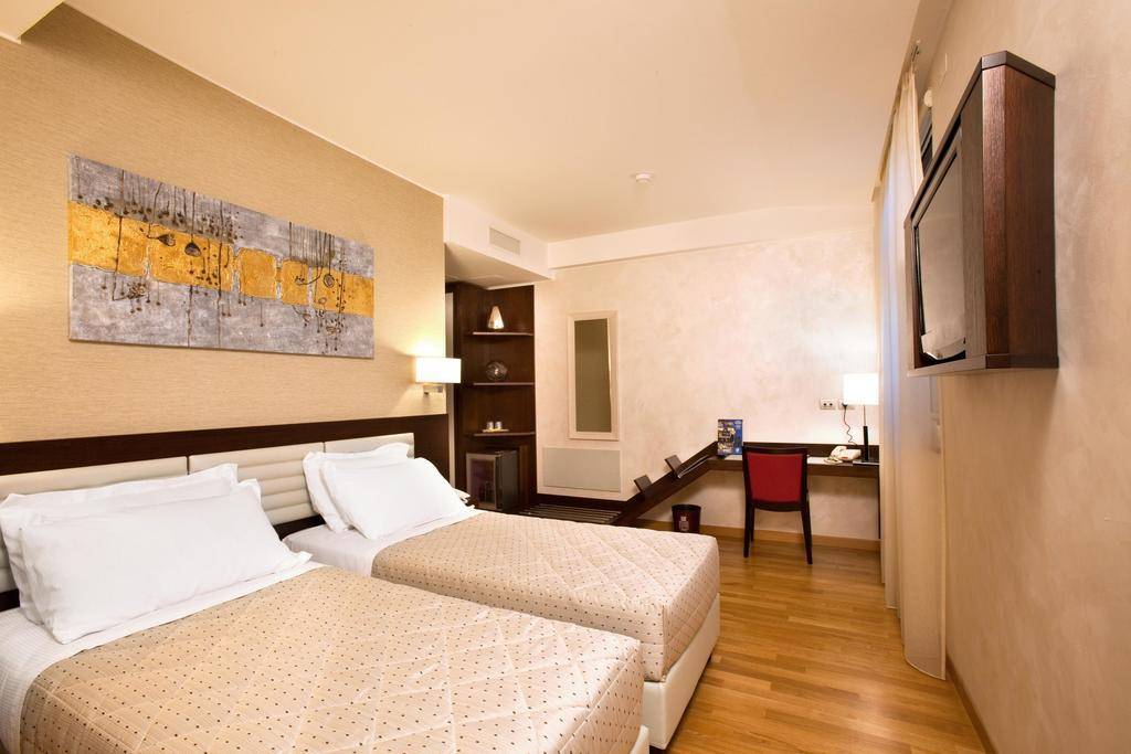 Breaking Business Hotel 2