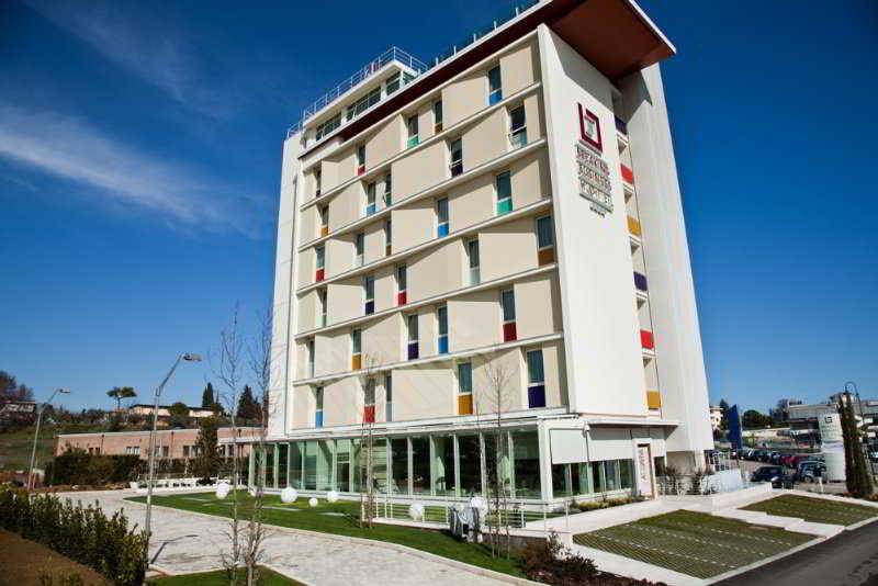Breaking Business Hotel 1