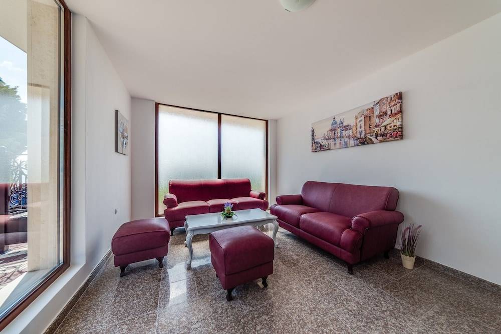 Apartcomplex Golden Bay 2