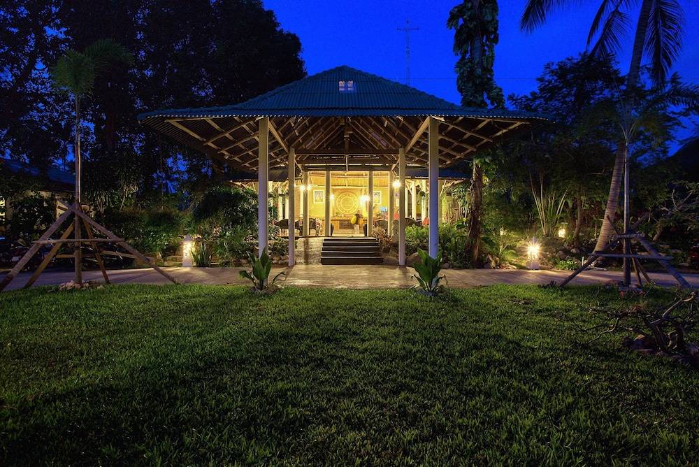 Crystal Bay Yacht Club Beach Resort 2