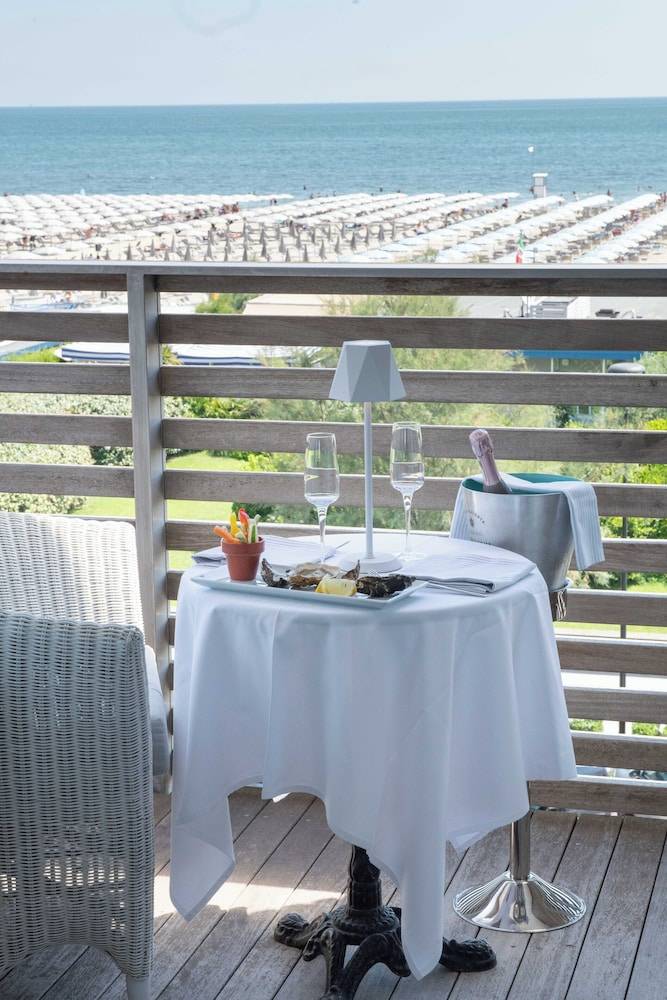 Kiss Beachfront Hotel & Restaurant 1