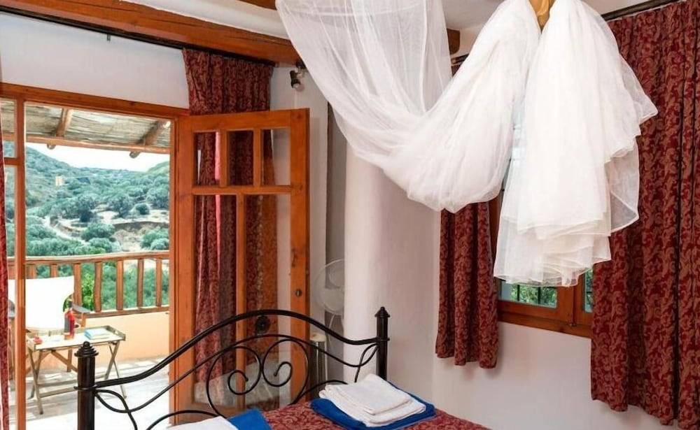Elounda Almond Tree Villa Private Pool, Sea Views & Birds in a Relaxing Authentic Cretan Escape 2