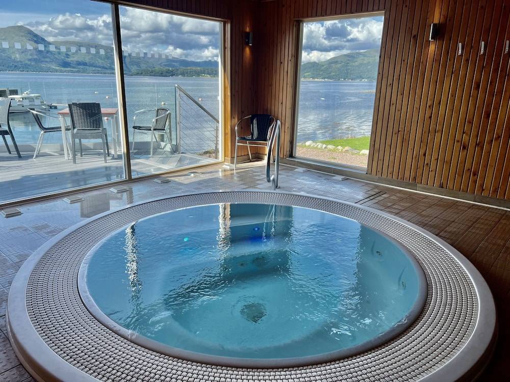 Holly Tree Hotel, Swimming Pool & Hot Tub 1