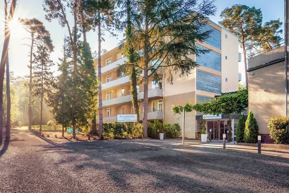 Waldhotel 1