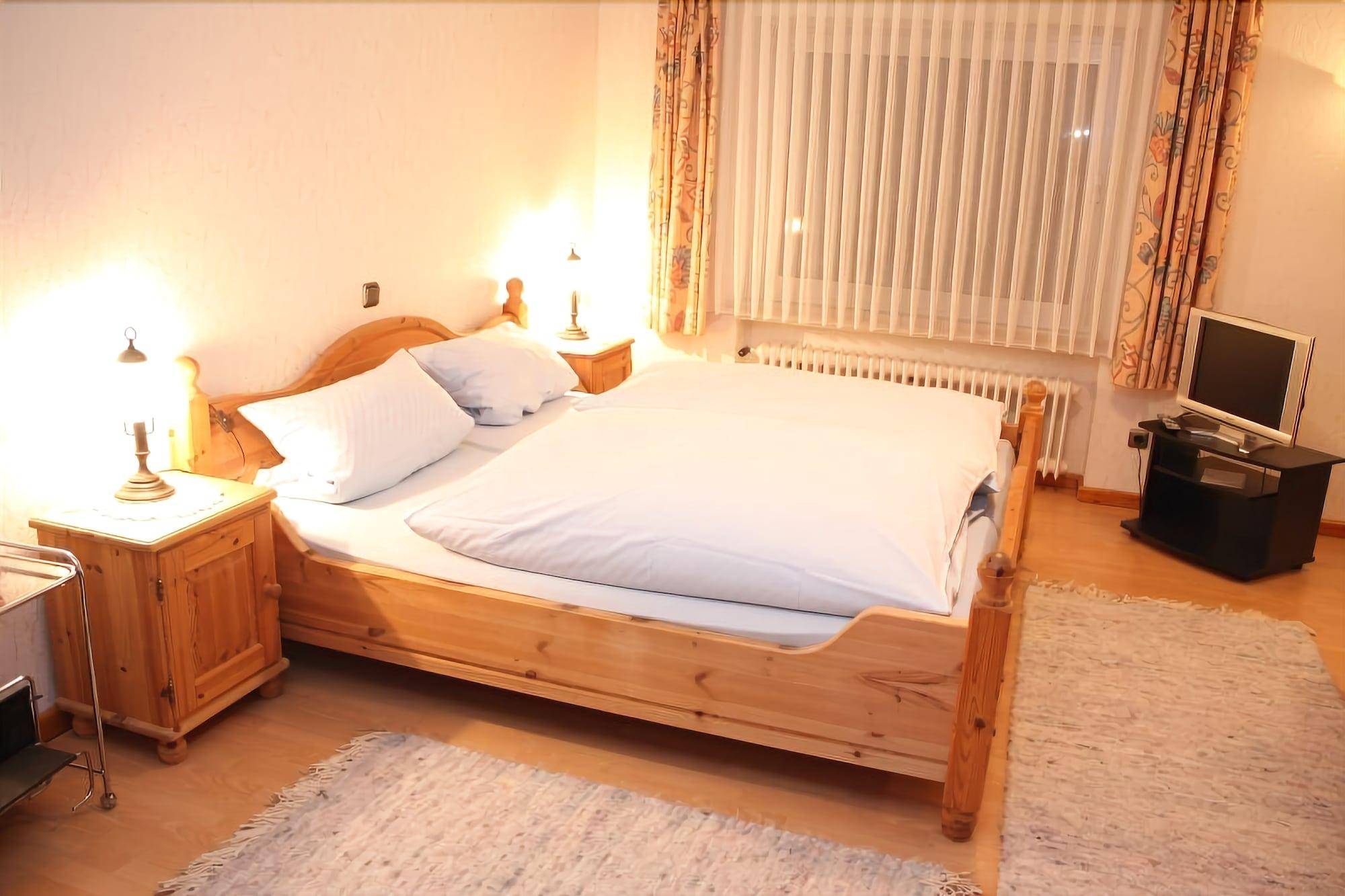 Zum Lindenbaum 2