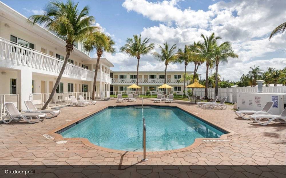 Downtown Hollywood Gardens Inn & Suites 1