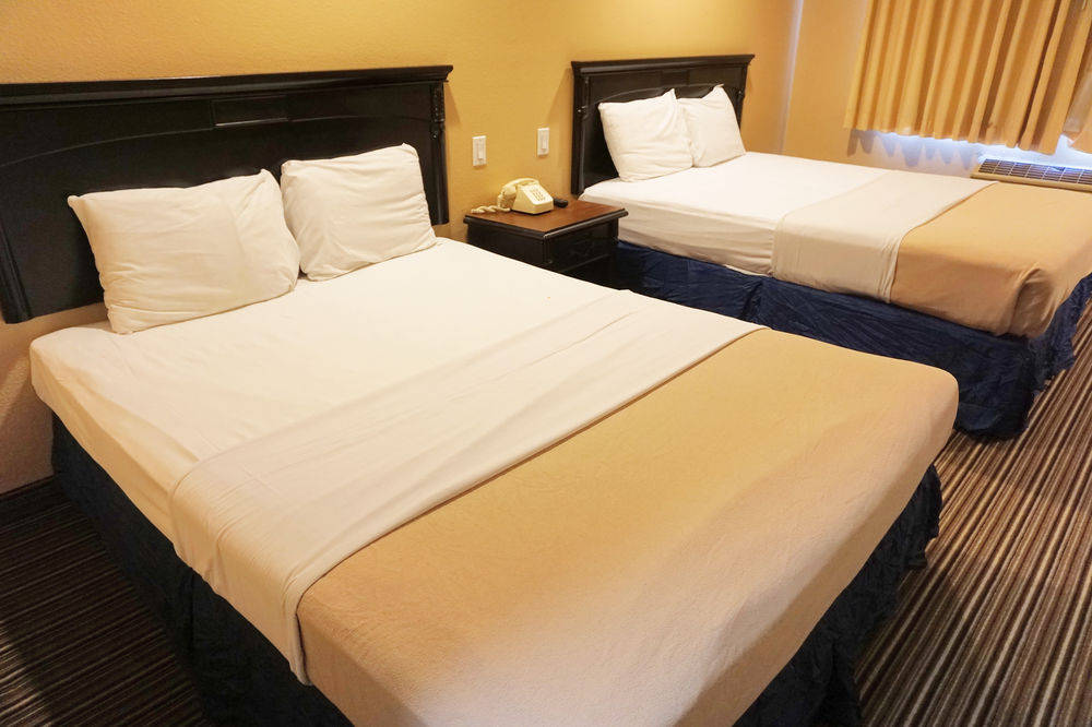 Hollywood Inn Express South 1