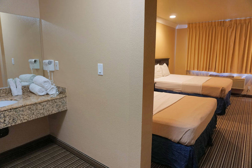Hollywood Inn Express South 2